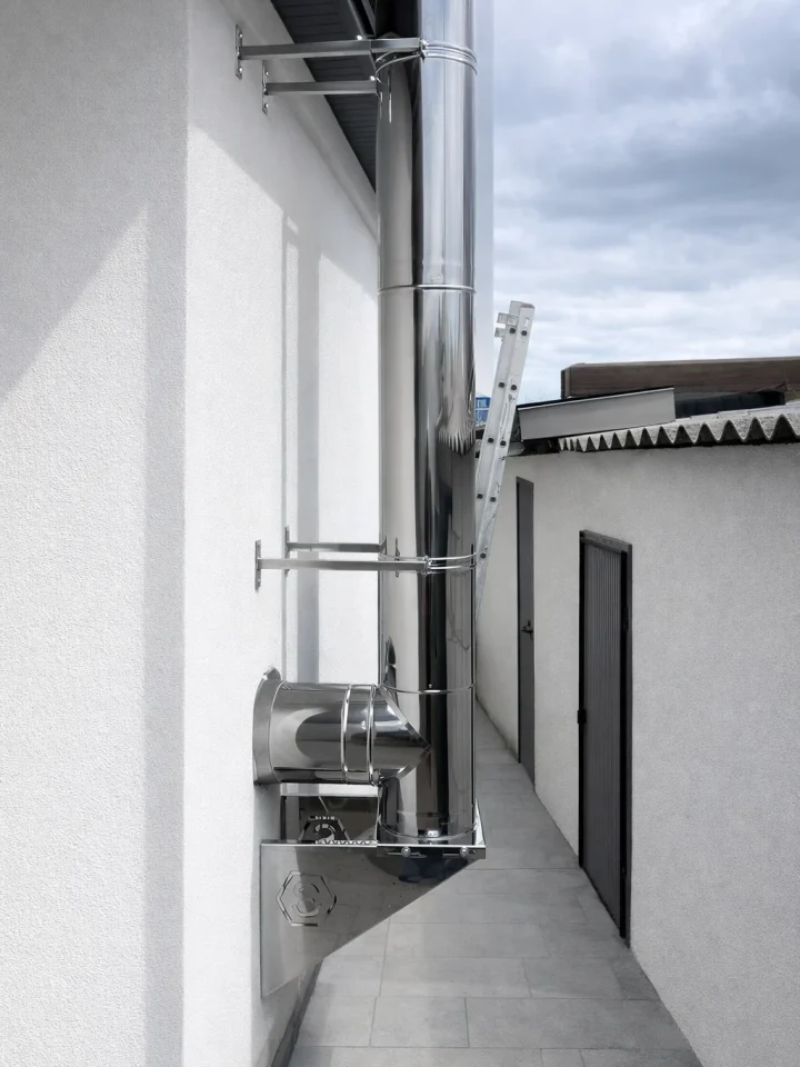 Sistem coș de fum inox izolat la o casă privată